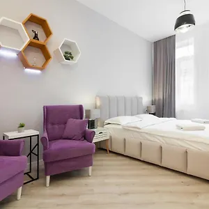 https://leogrand-lux-apartments-on-kulisha-16.hotelslviv.net