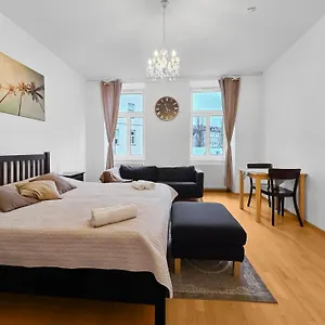 Three King-size Beds, Three Bedrooms Apartament
